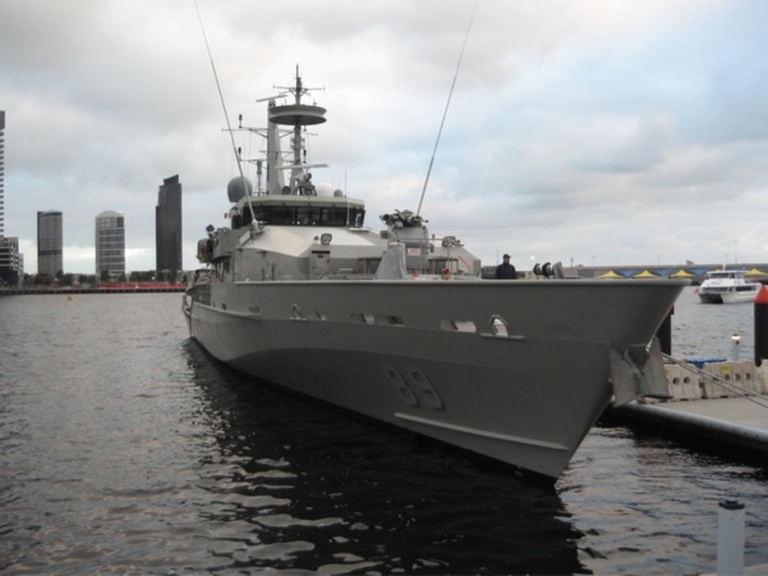 Tàu tuần tra bảo vệ bờ biển lớp Armidale của Hải quân Australia được trang bị các ra đa S band và X band